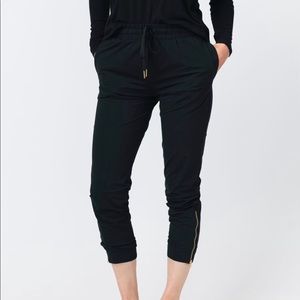 Zyia Everywhere Zipper Joggers (black)
